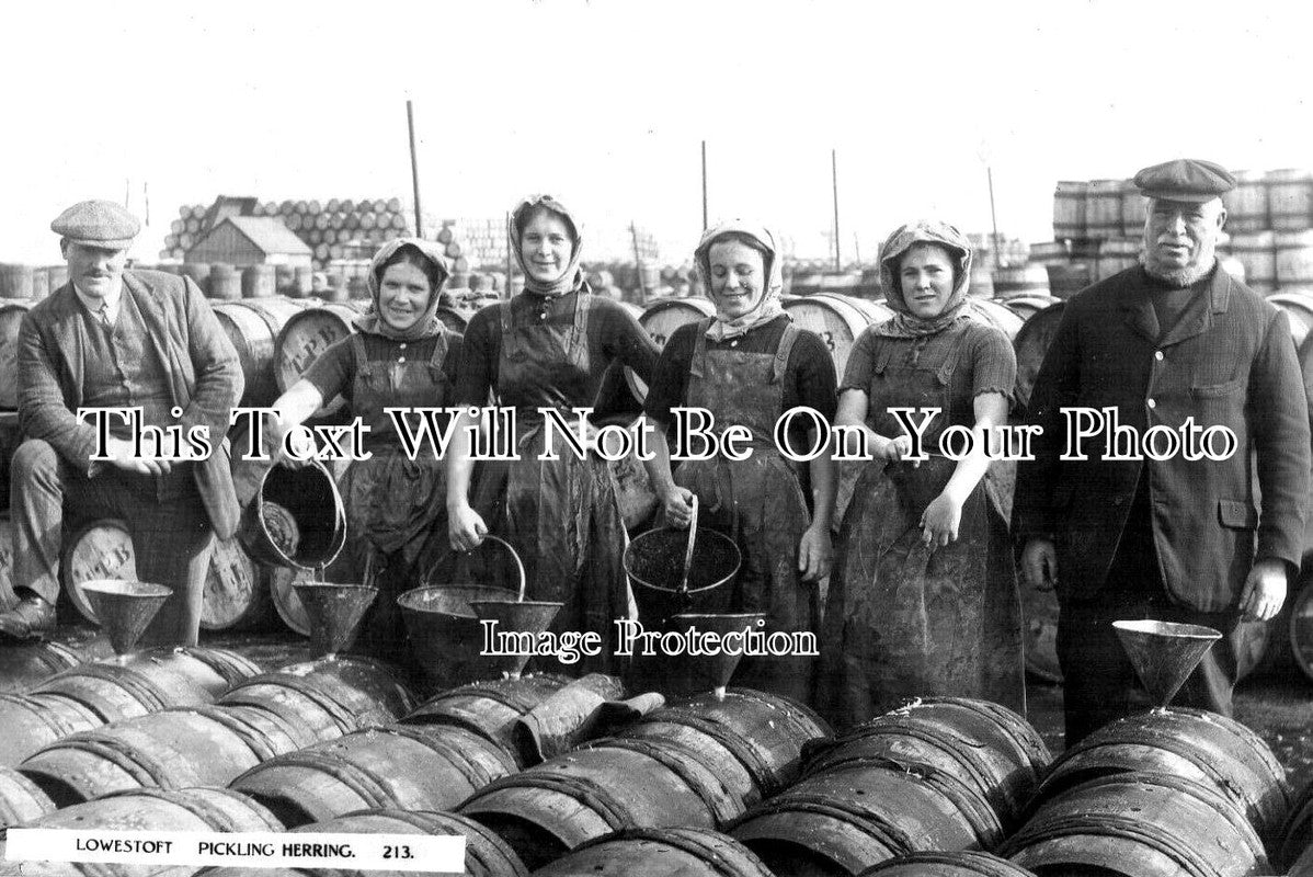 SF 2645 - Herring Pickling, Lowestoft, Suffolk c1931