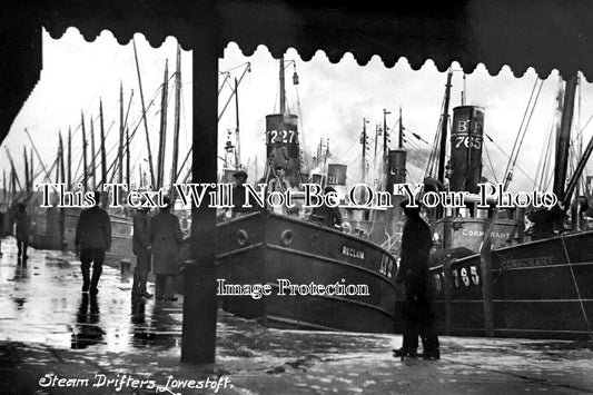 SF 2817 - Steam Drifters, Lowestoft, Suffolk c1935