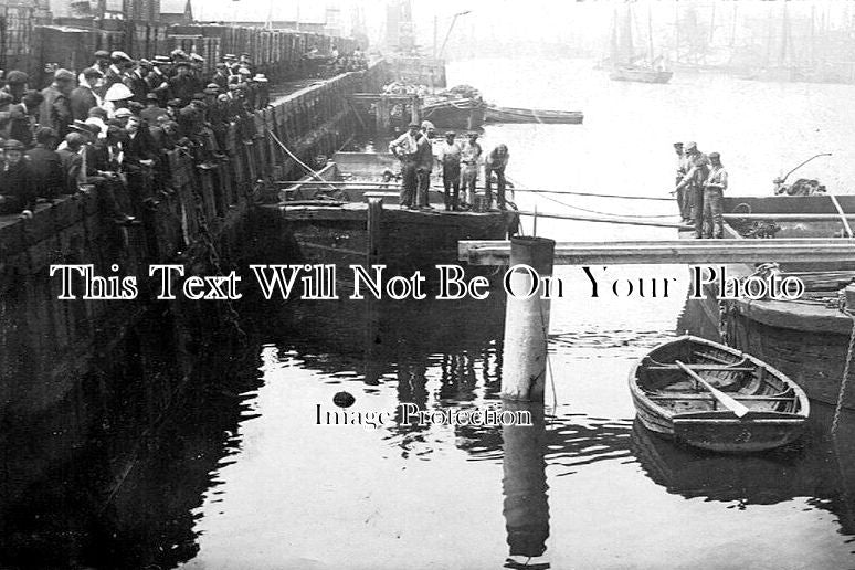 SF 3040 - Sunk Boat In Lowestoft Harbour, Suffolk c1905