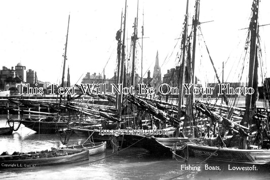 SF 3189 - Lowestoft Fishing Boats, Suffolk c1920