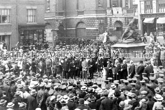 SF 3257 - Mayor Clarke At Bury St Edmunds War Memorial, Suffolk