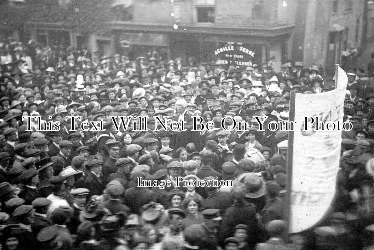 SF 3422 - Crowd In Southwold, Suffolk