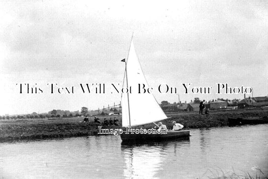 SF 3787 - Dingly Sailing On River, Beccles, Suffolk c1912