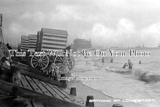 SF 3840 - Bathing At Lowestoft, Suffolk c1920