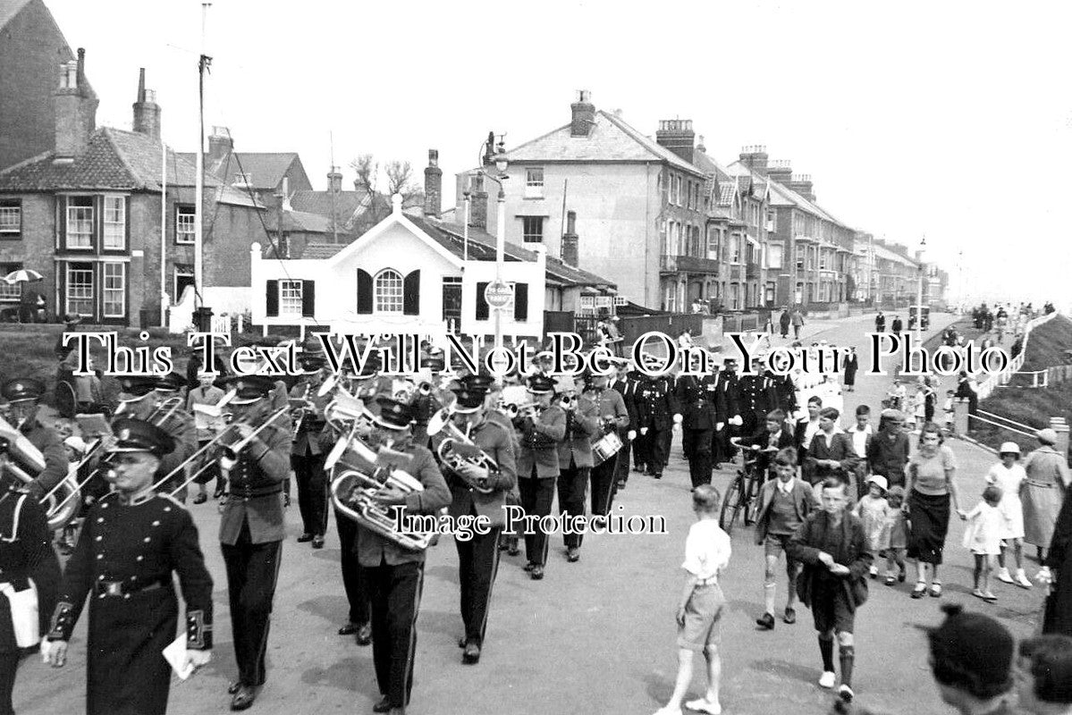 SF 3842 - Parade At Southwold, Suffolk