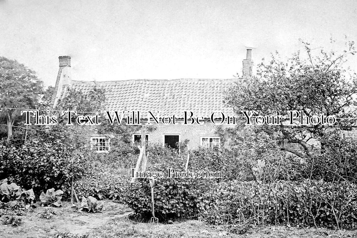 SF 4141 - Cottage Near Lowestoft, Suffolk c1905