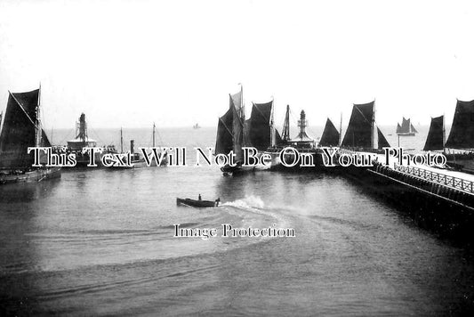 SF 4183 - Fishing Industry, Lowestoft Harbour, Suffolk