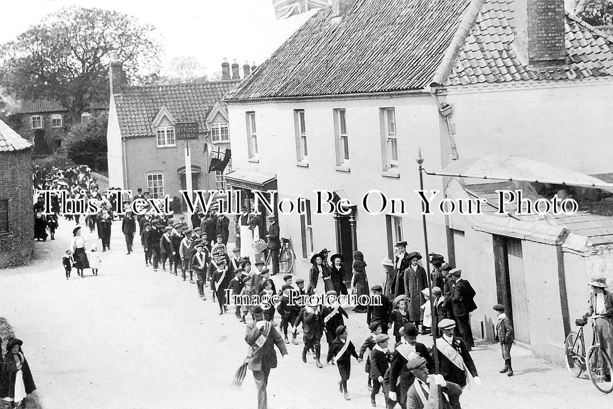 SF 4185 - Procession Past Kings Head Pub, Mundford, Suffolk 1911