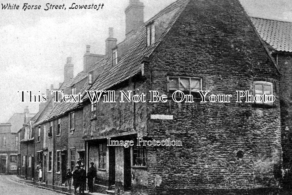 SF 589 - Old Cottages, White Horse Street, Lowestoft, Suffolk c1905