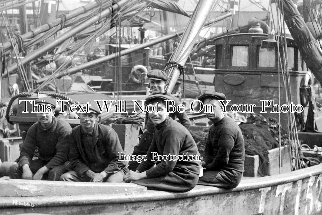 SF 607 - LT 152 Lowestoft Fishing Boat & Crew, Suffolk c1920
