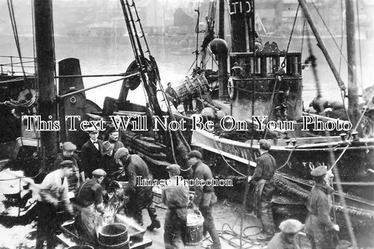 SF 612 - Loading German Trawler With Herrings, Lowestoft, Suffolk