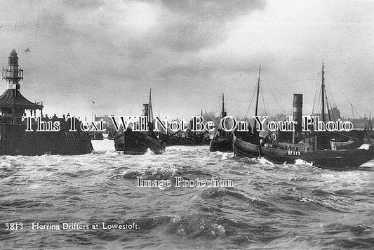 SF 639 - Drifters At Pier Heads, Lowestoft, Suffolk c1934