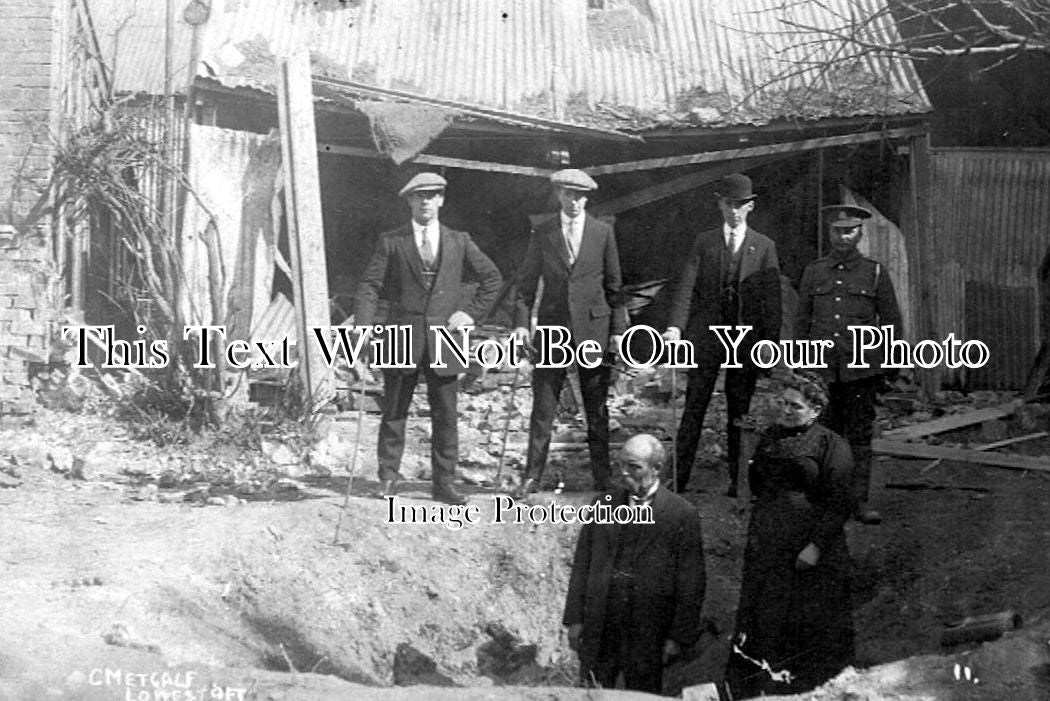 SF 672 - Zeppelin Raid, Denmark Road, Lowestoft, Suffolk 1915