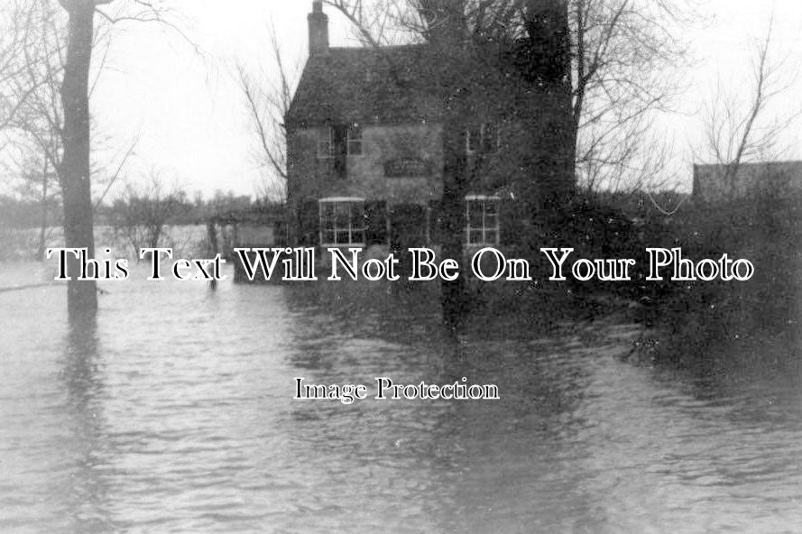 SF 688 - Wherry Pub Flooded, Geldeston, Suffolk