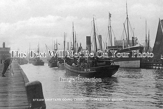 SF 888 - Flotilla Of Drifters, Lowestoft Bridge, Suffolk c1910