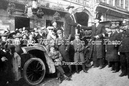 SU 1645 - Giant Man & Woman, Angel Hotel, Guildford, Surrey c1907