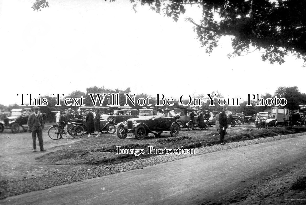 SU 2437 - Cars At Newlands Corner, Surrey
