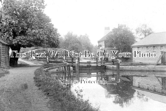 SU 2481 - Old Lock House On River Wey, Weybridge, Surrey c1910