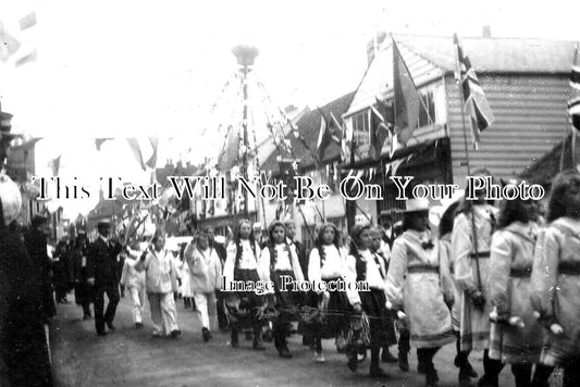 SU 2508 - May Queen Parade, Dorking, Surrey c1910