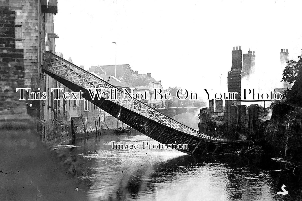 SX 1644 - Bear Hotel Collapsed Footbridge After Fire, Lewes, Sussex 1916