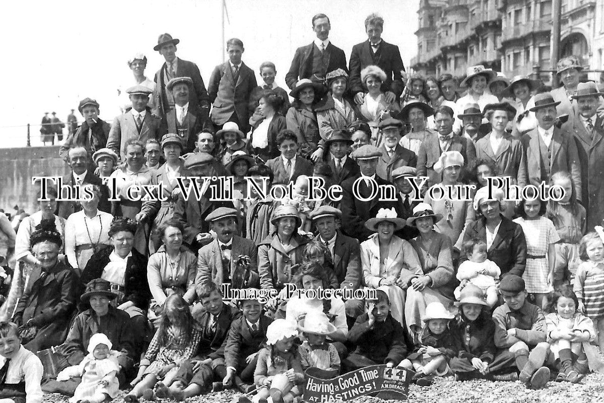SX 1817 - Having A Good Time At Hastings, Sussex