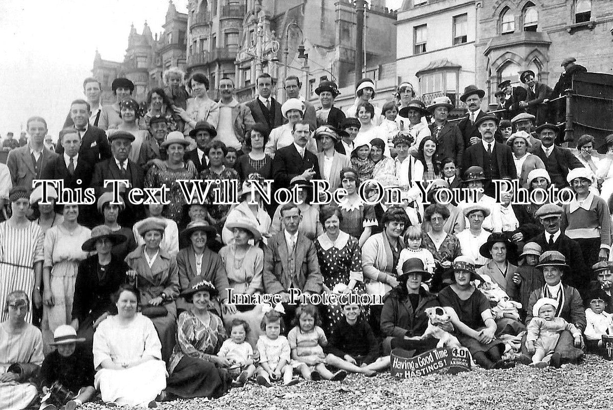 SX 1818 - Having A Good Time At Hastings, Sussex
