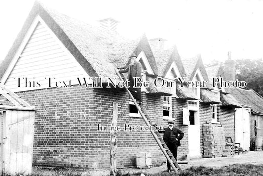 SX 2422 - Midhurst Thatchers At Work Lord Cowdrays Estate, Sussex