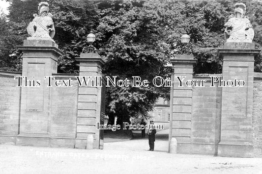 SX 4993 - Petworth House Entrance Gates, Sussex