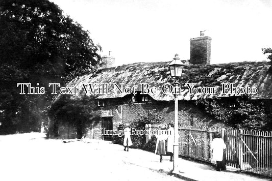 WA 1203 - Old Thatched Cottages, Kenilworth, Warwickshire