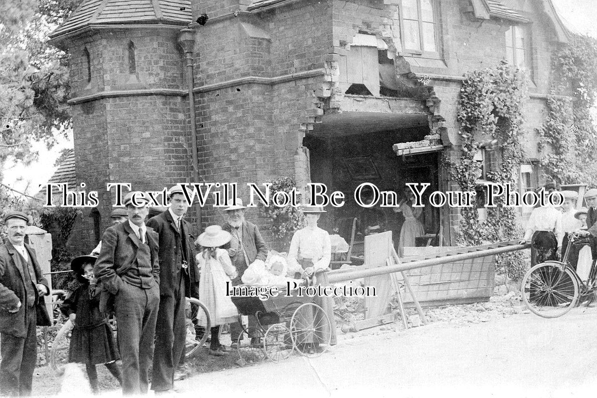 WA 1690 - Toll Gate Cottage Bus Accident, Chesford Bridge, Leamington 1908