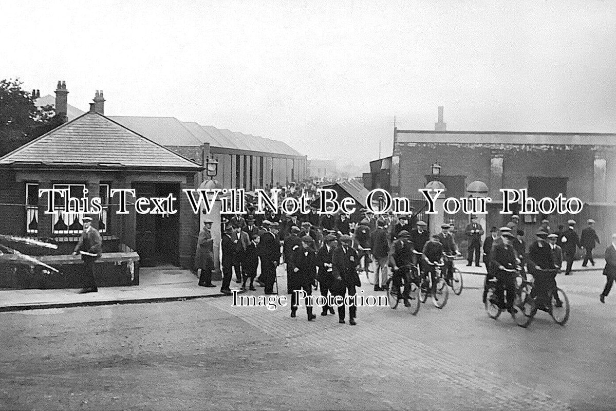 WA 2358 - Workers Leaving Radford Daimler, Coventry, Warwickshire c1926