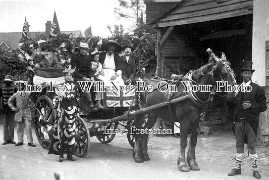 WI 1295 - Shrewton Horse Drawn Carnival Float, Wiltshire