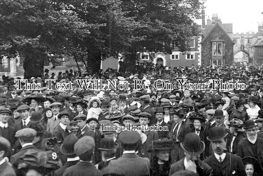 WI 1590 - Crowd At Salisbury, Wiltshire