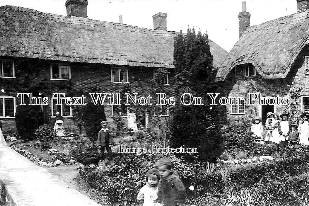 WI 508 - Chilton Foliat Cottages, Near Hungerford, Wiltshire c1909