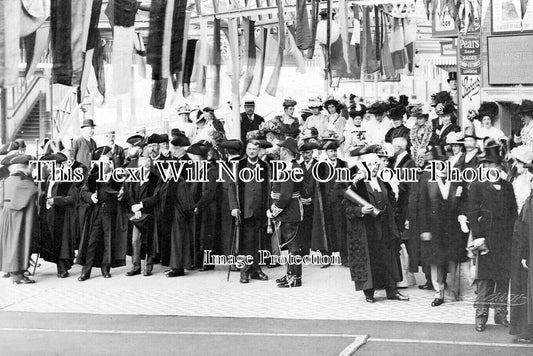 WI 979 - Salisbury Railway Station Corportaion Awaiting Royal Train 1908