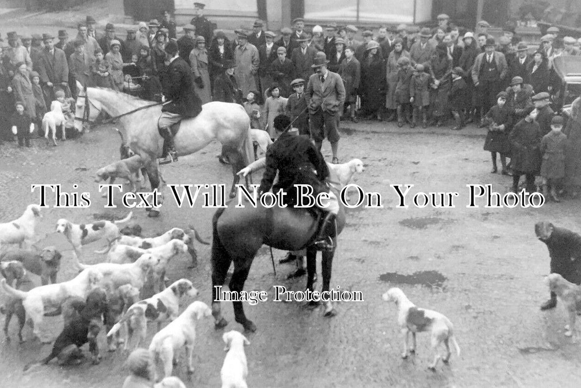 WL 1266 - Hunt At The Wellington Hotel, Brecon, Wales c1938