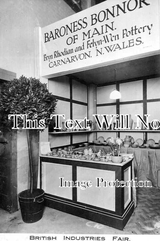 WL 1910 - Bryn Rhodian Felyn Wen Pottery Stall, Caernarvon, Wales 1930