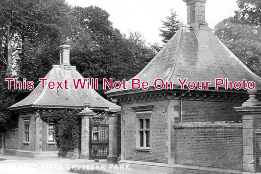 WL 2850 - The Tredegar Lodge Gates, Tredegar Park, Newport, Wales c1906