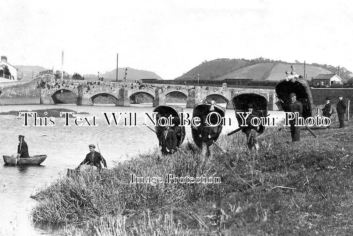 WL 371 - Coracle Fishermen, Carmarthenshire, Wales c1905