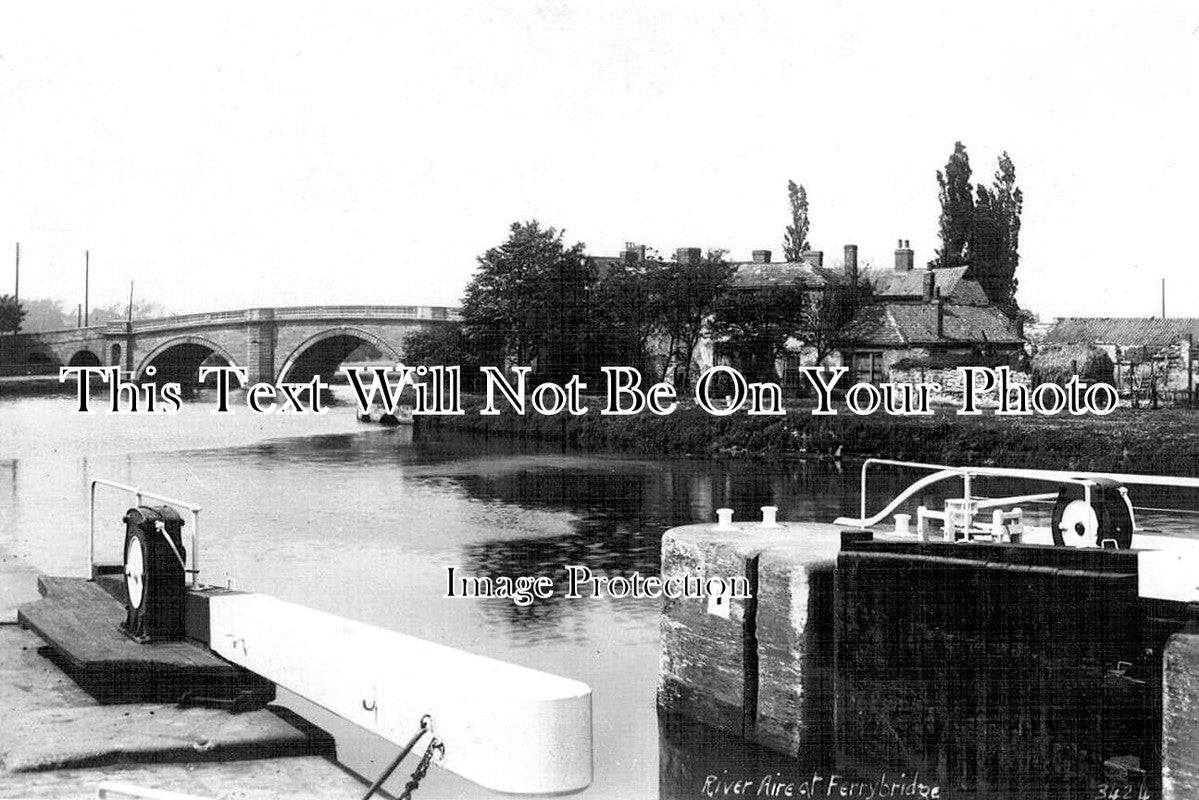 YO 10014 - River Aire Locks, Ferrybridge, Yorkshire c1910