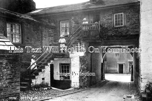 YO 10414 - Old Courtyard, Settle, Yorkshire