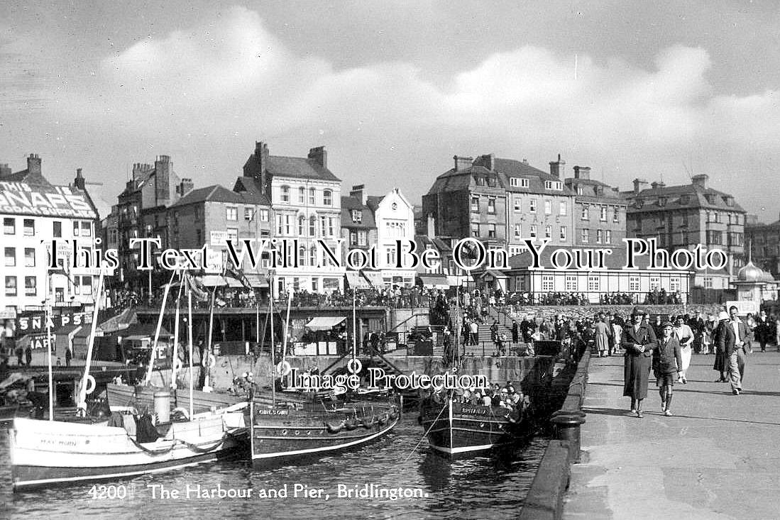 YO 10489 - The Harbour & Pier, Bridlington, Yorkshire