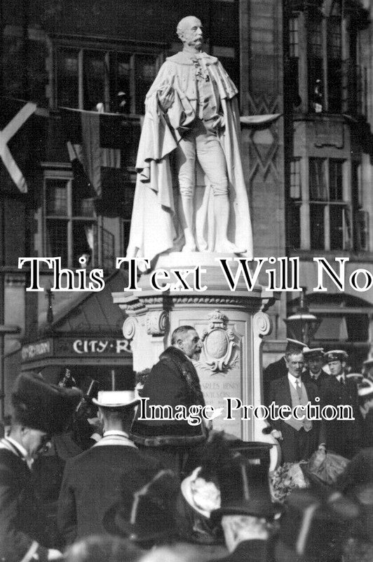 YO 10529 - Unveiling Nunburnholme Statute, Lowgate, Hull, Yorkshire