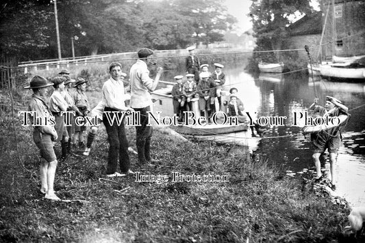 YO 10670 - Cub Scouts On The River, Wansford, Driffield, Yorkshire