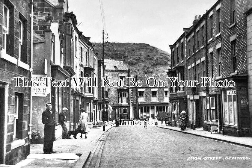 YO 10689 - High Street, Staithes, Yorkshire