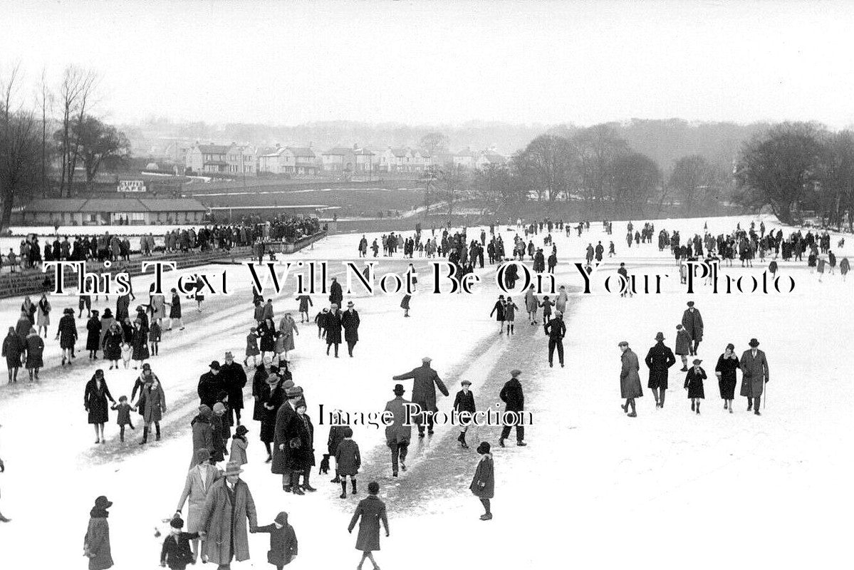 YO 11002 - Frozen Lake Ice Skating, Otley, Yorkshire
