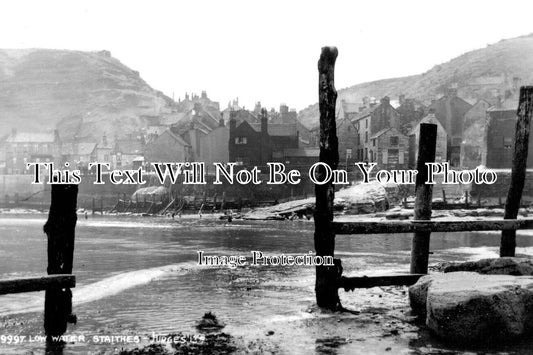 YO 11439 - Low Water, Staithes, Yorkshire