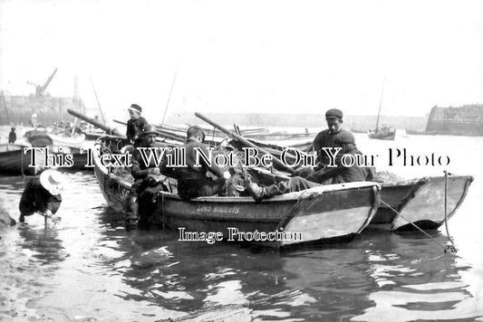 YO 11807 - Fishermen, Whitby, Yorkshire c1902