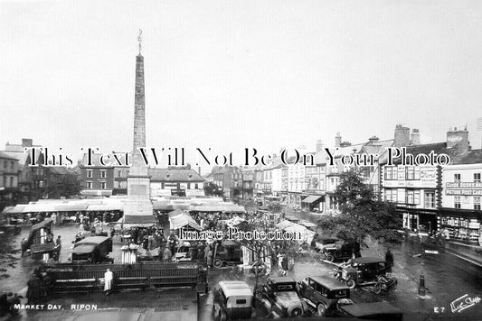 YO 11911 - Market Day, Ripon, Yorkshire