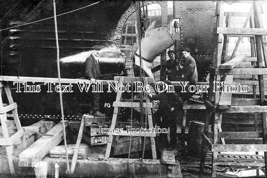 YO 12819 - Fixing Ship Propeller, Hull, Yorkshire c19111